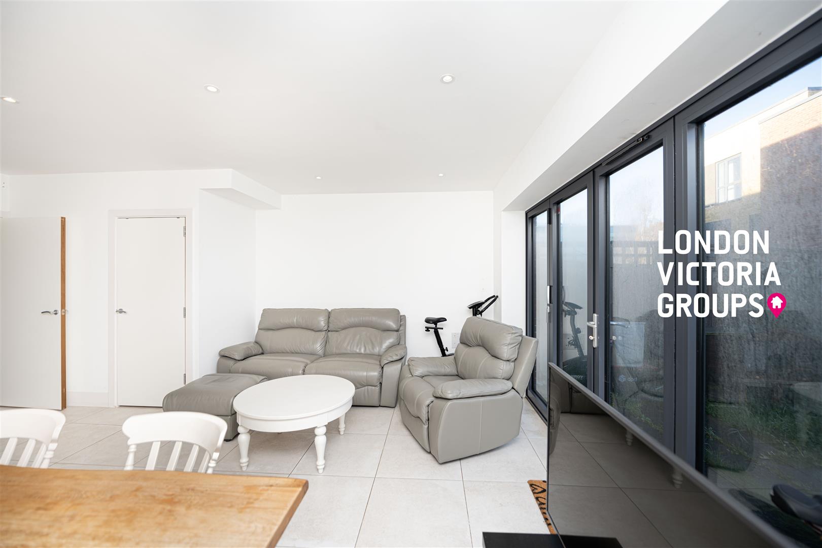 5 bed property in Pipit Drive, London
